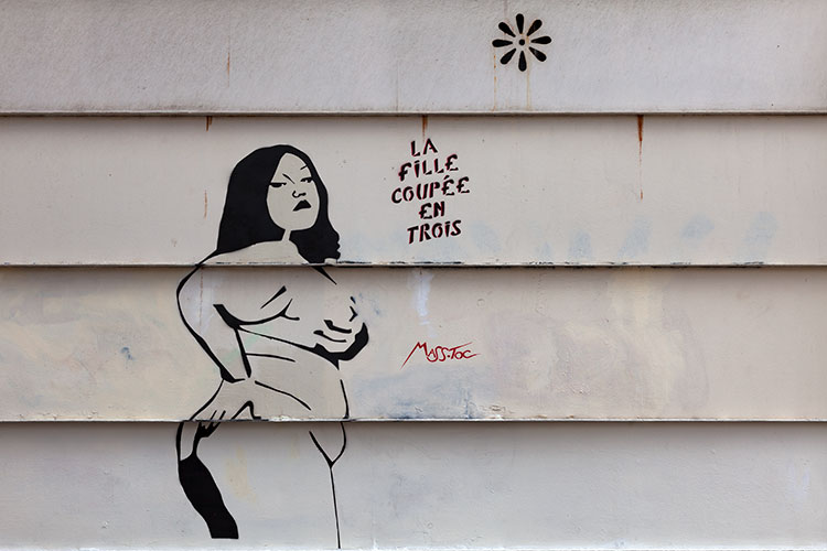 La fille coupée en trois -  un graph'mur ou street art de Miss Tic, photographié par © Norbert Pousseur