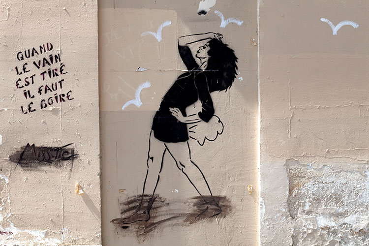 Quand le vain est tiré il faut le boire -  un graph'mur ou street art de Miss Tic, photographié par © Norbert Pousseur