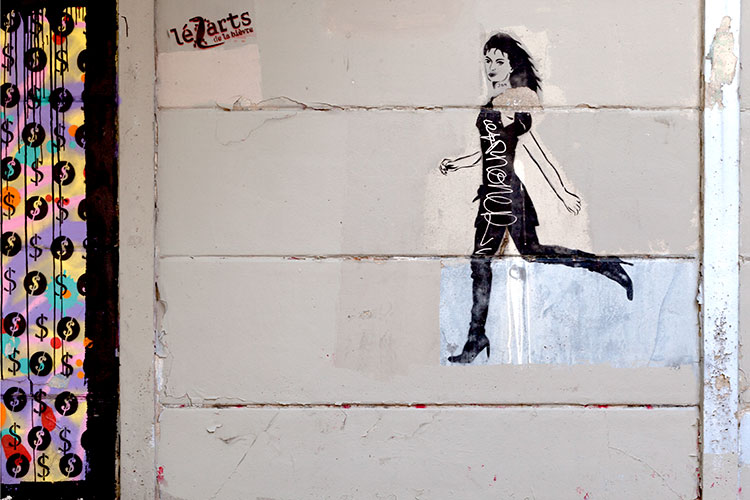 Dame couranbt -  un graph'mur ou street art de Miss Tic, photographié par © Norbert Pousseur