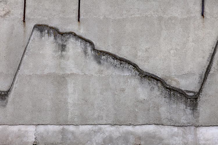 Traces de toiture inscrites sur un mur -  © Norbert Pousseur